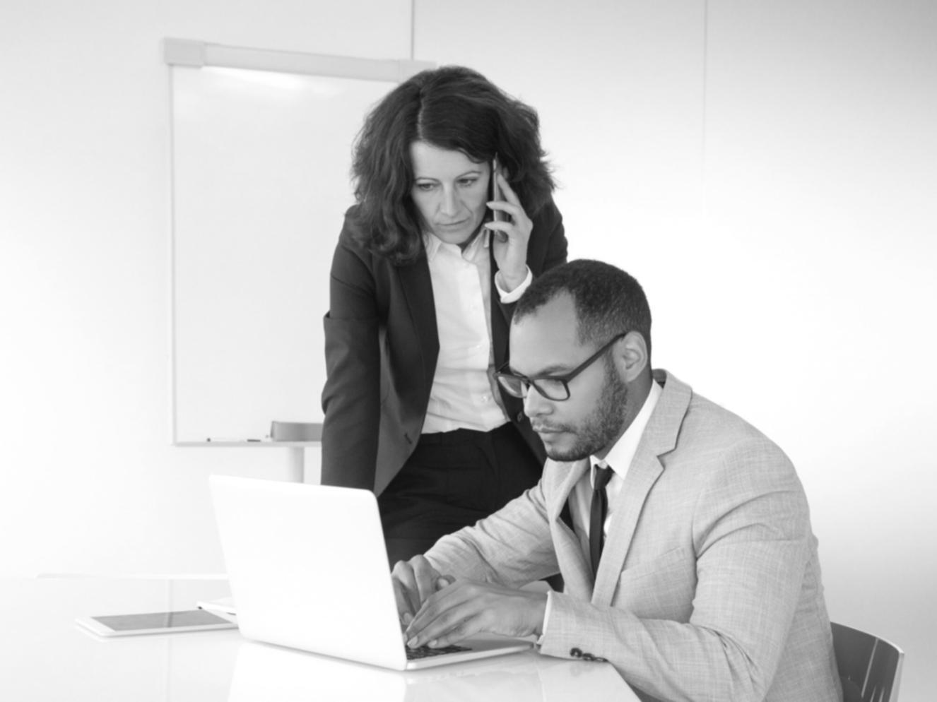Équipe solytheraon travaillant sur l'innovation financière